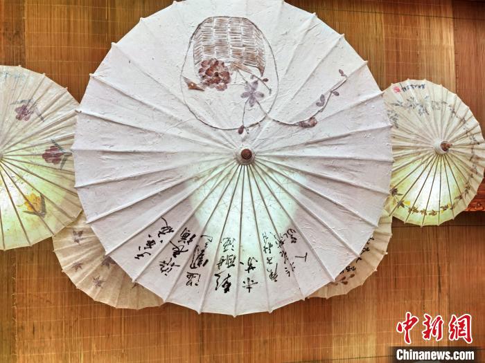 圖為用構皮紙制作的傘 周燕玲 攝