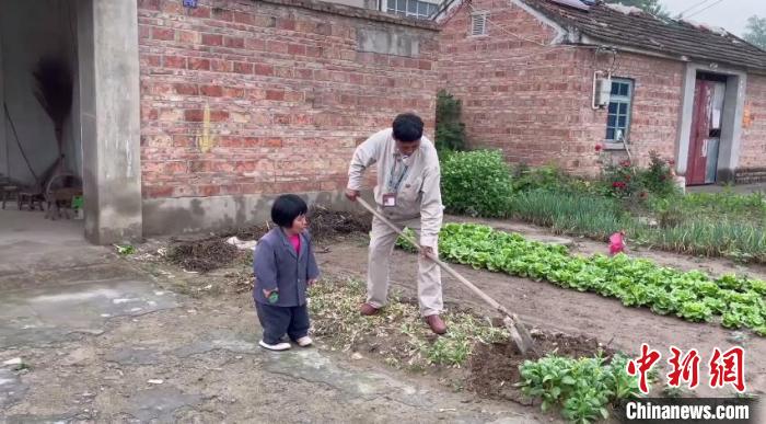 張必超除了幫助劉召弟解決一些電力方面的問題，還連續(xù)多年幫她解決生活上的困難?！⊥跛芍?攝