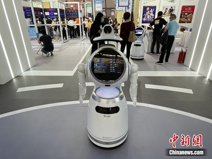 機(jī)器人增加測(cè)溫、提醒戴口罩等功能。<a target='_blank' href='http://www.chinanews.com/' >中新網(wǎng)</a>記者 吳濤 攝