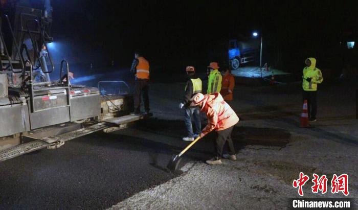 圖為通往羊卓雍措途中崗巴拉山此前發(fā)生持續(xù)降雪，養(yǎng)護(hù)工人進(jìn)行道路應(yīng)急保通現(xiàn)場?！≡茵B(yǎng)護(hù)段供圖