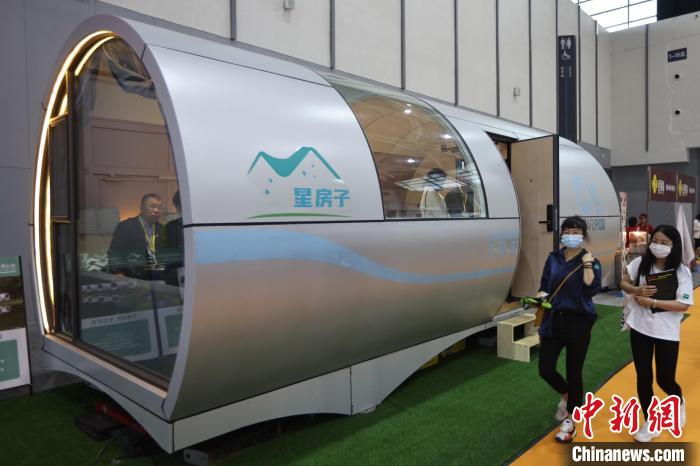 　從入門級(jí)的大眾車型到商務(wù)型的優(yōu)選車型再到高端國際范的豪華車型，房車的種類應(yīng)有盡有?！°蟛?攝