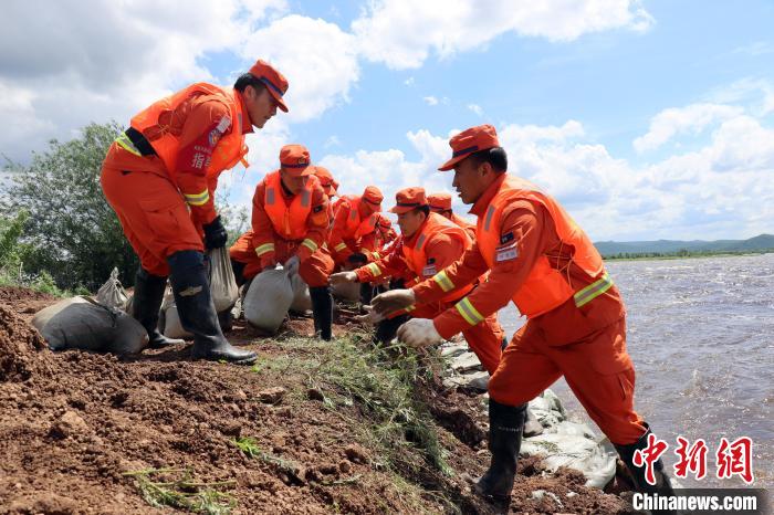 圖為森林消防指戰(zhàn)員進(jìn)行救援?！≠Z凡 攝