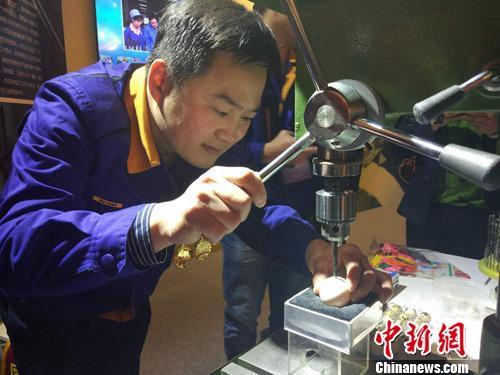 大國工匠張新停表演電鉆鉆雞蛋絕活。<a target='_blank' href='http://www.chinanews.com/' >中新網(wǎng)</a>記者 李金磊 攝 