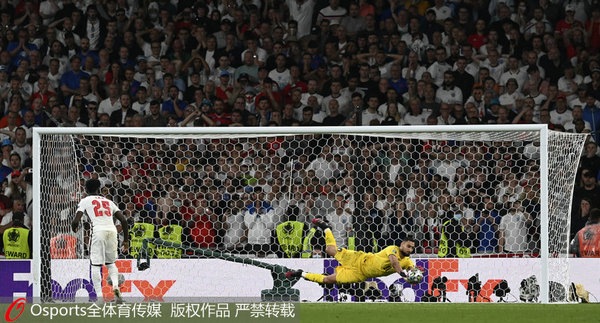 薩卡點(diǎn)球被唐納魯馬撲出。 圖片來源：Osports圖片社