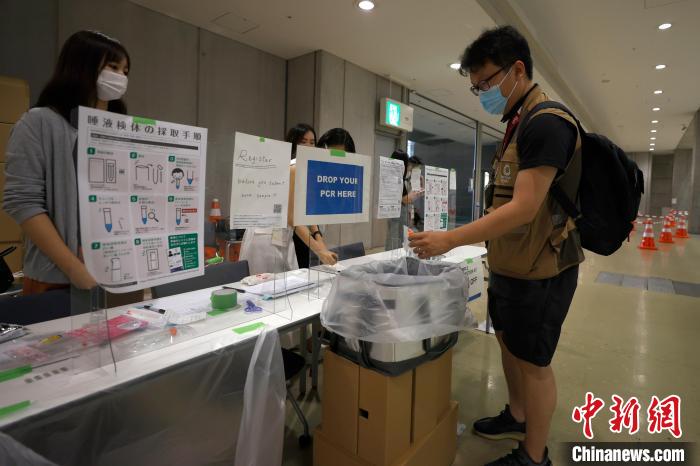 東京疫情形勢嚴(yán)峻，每個(gè)參會人員抵達(dá)東京后均要接受密集的核酸檢測。圖為設(shè)在新聞中心的核酸檢測站點(diǎn)?！「惶?攝