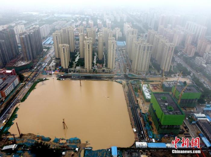 2021年7月21日，暴雨導(dǎo)致城區(qū)積水嚴(yán)重。 <a target='_blank' href='http://www.chinanews.com/'>中新社</a>發(fā) 王中舉 攝 圖片來(lái)源：CNSPHOTO