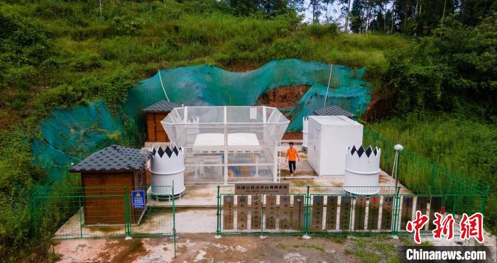 博士生毛志強(qiáng)在“跨圈層擾動(dòng)監(jiān)測(cè)系統(tǒng)”監(jiān)測(cè)站忙碌?！⒅铱?攝