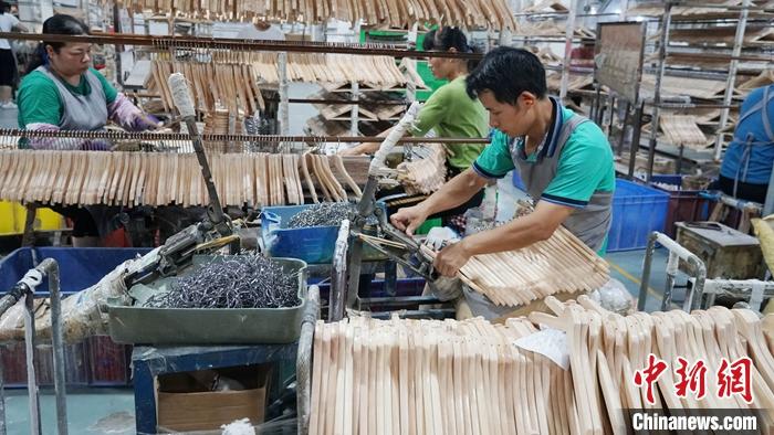 廣西荔浦被譽為“中國衣架之都”，2020年衣架家居產(chǎn)業(yè)產(chǎn)值近20億元人民幣，其中80???出口歐美、東南亞等國家和地區(qū)。資料圖為工人在組裝衣架。 <a target='_blank' href='http://www.chinanews.com/'>中新社</a>發(fā) 歐惠蘭 攝