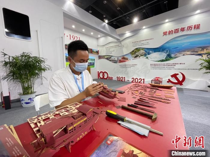 非遺傳承人拼接紅船模型。　張斌 攝