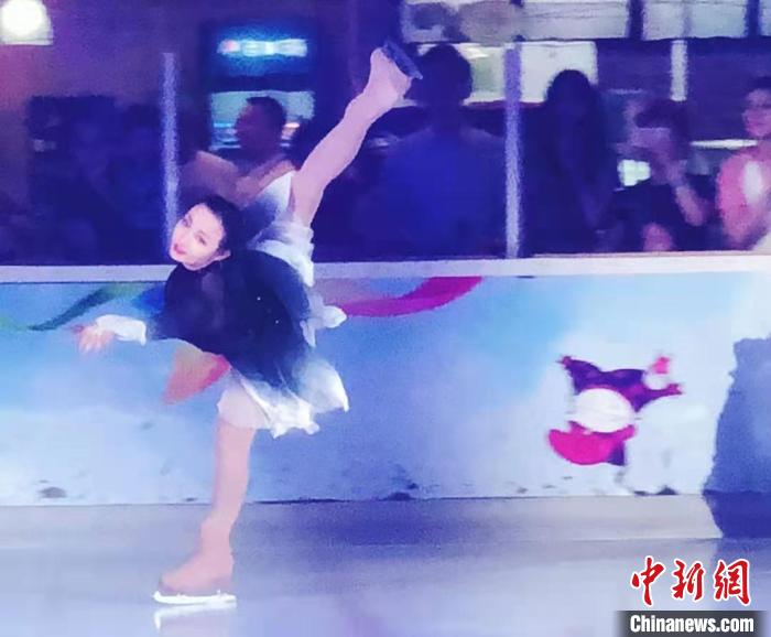 圖為李思嫻在北京國貿(mào)商城滑冰場進(jìn)行花樣滑冰表演?！∈茉L者供圖