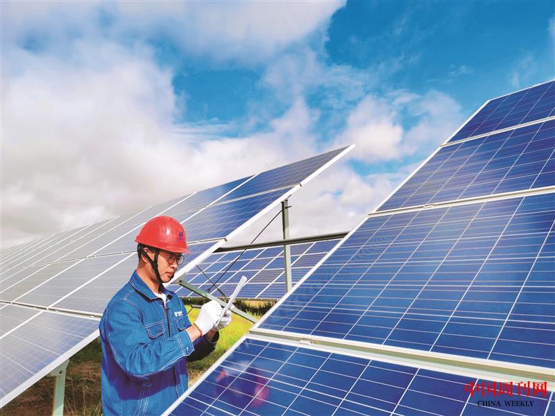 青年在光伏場(chǎng)站巡檢 副本.jpg