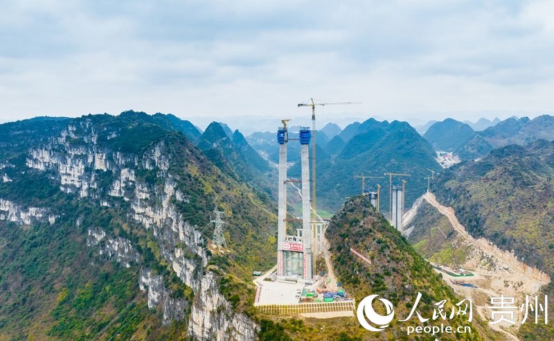 建設(shè)中的花江峽谷大橋（2023年1月拍攝）。人民網(wǎng)記者 涂敏攝